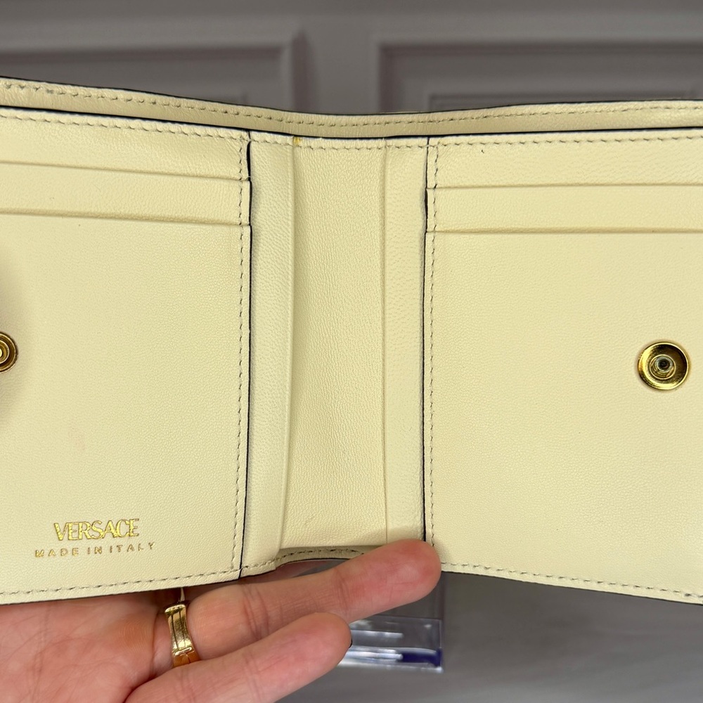 Versace Ivory Quilted Lambskin Bifold Wallet – Medusa Emblem | New in Box - Picture 6 of 9